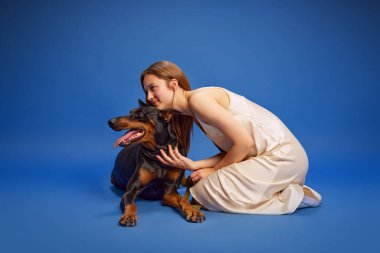 Hayvanlar ve sahipleri, dostluk, evcil hayvan bakımı kavramı. Ad