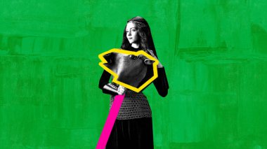 Çağdaş sanat kolajı. Ortaçağ zırhı giymiş ve elinde parlak desenli arka planda vurgulanmış at oyuncağı tutan bir kadın. Dönem karşılaştırması kavramı, klasik ve modernite birleşimi. Ad