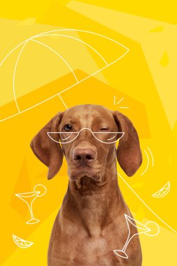 Çağdaş sanat eserleri. Vektör çizimi. Köpek güneş gözlüğü takıyor ve plaj şemsiyesinin altında duruyor. Canlı renk şeması. Evcil hayvan kavramı, tatiller, olumlu duygular, dinlenme, yaz tatili.