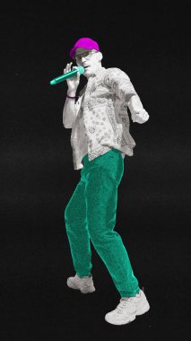 Çağdaş sanat kolajı. Sanat etkinlikleri için poster. Monokromda karizmatik vokalist, mikrofona şarkı söylüyor. Onun canlı giysileri stili vurgular. Klasik, müzik ve dans kavramı, hobi, yaratıcılık