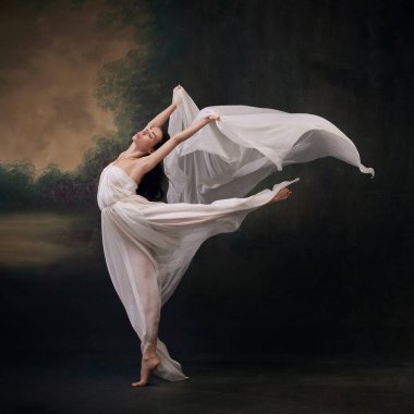 Dansçılar elbisesinin yumuşak akışıyla öne çıkarak klasik stüdyo arka planına karşı havadan bir zarafet yaratıyorlar. Sanatta bale, tarih, modernlik ve antik çağların birleşimi kavramı.