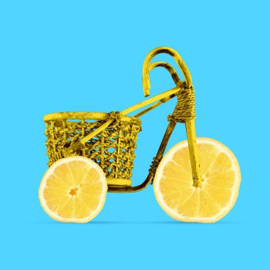 Çağdaş sanat kolajı. Wheely Good Citrus. Limon dilimlerinden yapılmış bir sepetle canlı mavi arka planda bisiklet. Sıcak yaz tatili, parti, pop sanat kavramı. En düşük tasarım.