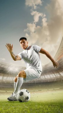 Dikey oryantasyon. Beyazlar içinde futbol oyuncularının sahada ustalıkla manevra yapmalarına odaklanmış, parlak stadyum ışıklarıyla vurgulanmış. Spor oyunları konsepti, yarışma, şampiyonluk, turnuva