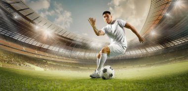 Üniformalı futbolcu sahadaki topu, odaklanmış ifadesiyle ustalıkla kontrol ediyor. Stadyum ışıkları sahneyi aydınlatıyor, oyuncuların atletik hünerlerini vurguluyor spor oyunları konsepti, turnuva.