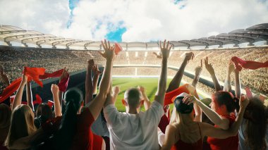 Stadyumdaki seyirciler, kırmızı eşarpları sallayan ve kırmızı giysiler giyen çok sayıda seyirci, favori takıma destek veriyor. Destek kavramı, uluslararası maç, bahis, oyun, final.