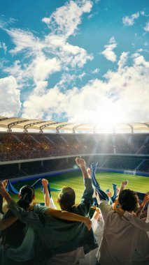 Spor taraftarlarının arka manzarası coşkuyla tezahürat yapıyor, kıyafetleri stadyumların çatısından görünen parlak ve açık gökyüzü ile tezat oluşturuyor. Destek kavramı, uluslararası maç, bahis, oyun, final. Ad