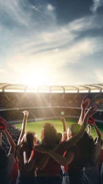 Arkasından çekilen heyecanlı kalabalık, coşkularını el ve eşarplarını kaldırarak, canlı spor etkinliklerinin yoğun enerjisini kapsayarak gösteriyor. Destek kavramı, uluslararası maç, bahis, oyun, final.