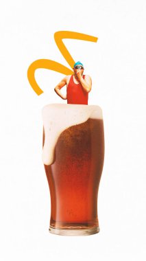 Poster. Çağdaş sanat kolajı. Kırmızı güreş kıyafeti giymiş ve koca bir bardak koyu biraya dalmış köpüklü kafalı bir adam. Kutlama kavramı, dinlenme, Cuma havası, eğlence ve neşe.