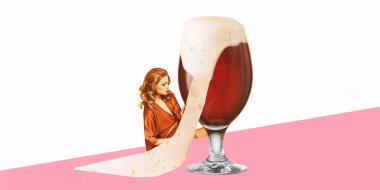 Poster. Çağdaş sanat kolajı. Köpüklü köpüklü büyük bira bardağı, pembe masaya, retro kıyafetli güzel bir kadının yanına. Kutlama kavramı, dinlenme, cuma günü ruh hali, yaz zamanı, eğlence ve neşe.