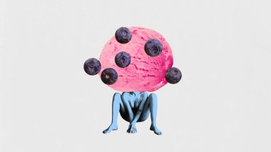 Lezzetli bir yaz. Mavi figürle kafasında yaban mersini olan pembe dondurma kepçesinin soyut karışımı çocuksu bir hava uyandırıyor. Çağdaş sanat kolajı. Doğal güzellik kavramı, vücut estetiği, doğa.