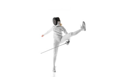 Tek bacakta dengelenmenin dinamik fotoğrafı, kadın eskrimci beyaz stüdyo arka planına karşı güç ve hassasiyet kombinasyonu sergiliyor. Profesyonel spor, rekabet, eylem kavramı. Ad