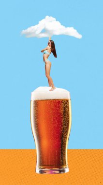 Mayo giymiş genç bir kadın lager froth bee üzerinde dans ediyor yine soyut mavi arka plan ve tek bulut. Çağdaş sanat kolajı. Yaz konsepti, tatil, parti, içki. Renkli tasarım