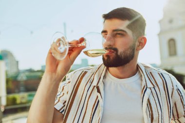 Genç yetişkinler kadeh kaldırmak için bir araya gelirler, bardakları parlak güneşin altında renkli içeceklerle parıldarlar. Şenlik havası ve eğlence. Parti anlayışı, Cuma havası, kutlama, yaz tatili, rahatlama.