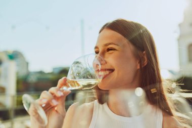 Arkadaşlar gülüp kadeh kaldırır, içkileri güneş ışığını yakalar ve şenlik atmosferine katar. Yaz partisi. Parti anlayışı, Cuma havası, kutlama, yaz tatili, rahatlama.