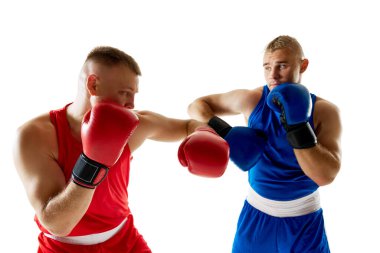 İki sporcu kickboks maçına katılırken, kırmızı giyimli boksör beyaz stüdyo arka planına karşı mavi kıyafetli rakibe meydan okuyor. Profesyonel dövüş sporu kavramı, sağlıklı yaşam tarzı, rekabet. Ad