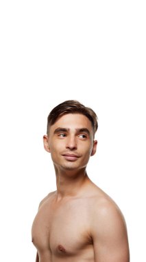 Pankart. Esmer saçlı, üstsüz ve beyaz stüdyo geçmişine karşı duran çekici bir genç. Güzellik, özen, kozmetik, sağlık, erkeklik kavramı. Ad