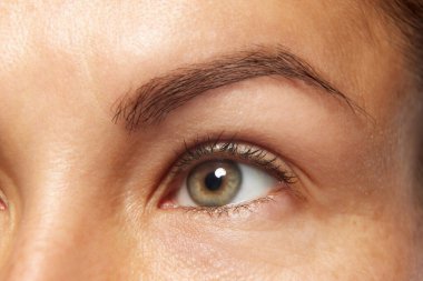 Kadın yüzünün detaylı fotoğrafı, iyi korunmuş, pürüzsüz ve sağlıklı bir cilde sahip orbital bölge. Yaşlanma karşıtı kozmetik ürünler. Yüz bakımı, kaldırma, spa prosedürleri, ameliyat kavramı.
