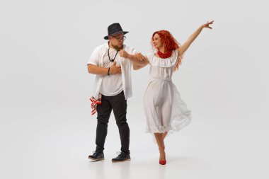 Dans aşkı. Salsa tekniğini mükemmelleştirmeye odaklanmış dansçılar, beyaz stüdyo geçmişine karşı coşku ve hassasiyetle prova yapıyorlar. Dans sınıfı kavramı, hobi, sanat, dans okulu, yetenek..