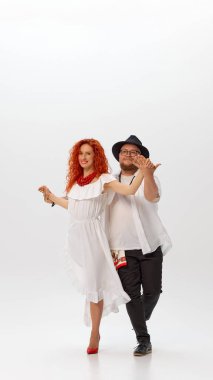 Kadın ve erkek, enerjik bir şekilde çalışan salsa ikilisi, beyaz stüdyo geçmişine karşı mükemmelliği hedefleyerek adımlarını ve ritmlerini keskinleştiriyor. Dans sınıfı kavramı, hobi, sanat, dans okulu, yetenek.