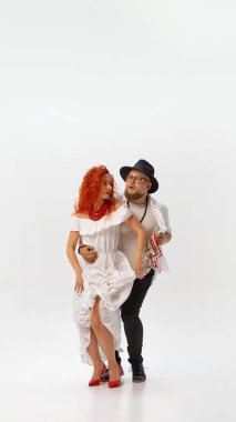 Beyaz stüdyo arka planına karşı dinamik salsa eğitimi almış, festival kostümlü klasik dansçı. Latin ritmine bayılırım. Dans sınıfı kavramı, hobi, dans okulu, yetenek, klasik ve modernite.