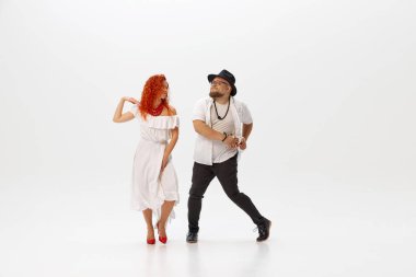 Dansçılar, erkek ve kadın, hareketlerini, beyaz stüdyo arka planında, aşk ve tutkunun ahenkli ritmine göre çalışırlar. Dans dersi, hobi, sanat, dans okulu, yetenek, romantik, aşk. Ad