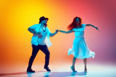 Salsa dansçıları enerjiyle alıştırma yaparlar, her hareketlerini mükemmelleştirirler ve neon ışığında eğitime geçerler. Dans, performans, sanat, eğlence kavramı.