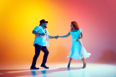 Latin dansçılar salsa rutinlerini mükemmelleştirir, neon ışıklardaki her adımda hassasiyet ve akıcılık üzerine odaklanırlar. Dansın romantik havası. Dans, performans, sanat kavramı