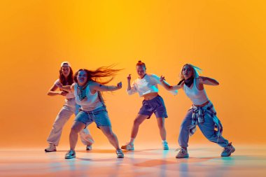 Sıradan sokak kıyafetleri giymiş dört dansçıdan oluşan bir grup, gradyan stüdyo geçmişine karşı canlı neon ışığı altında dinamik pozlar veriyor. Müzik, moda ve sanat anlayışı, hareket, spor ve hobi. Ad