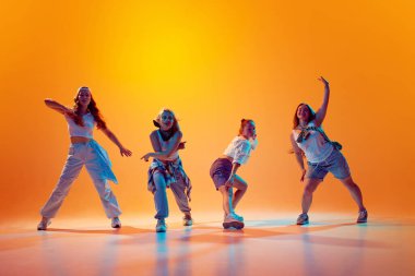 Bir grup kız, sanatsal dansçılar, eğlence ile hip-hop dansı yapıyorlar, özgünlüklerini neon ışıkta yansıtıyorlar. Müzik, hareket, spor ve hobi kavramı. Ad