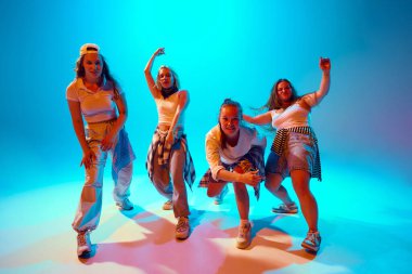 Canlı mavi ışıklandırma altında dinamik, enerjik pozlar veren dört dansçı etkileyici ve oyuncu dans hareketlerini sergiliyorlar. Müzik, hareket, spor ve hobi kavramı. Ad