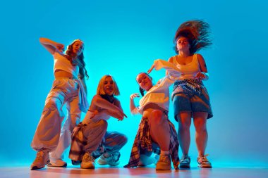 Gündelik kıyafetlerle, dört dansçı enerjik pozları canlı mavi ışık altında verirler, dinamik ve anlamlı dans tarzlarını vurgularlar. Müzik, moda ve sanat anlayışı, retro ve modernite. Ad