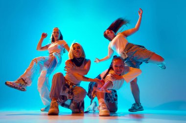 Arkadaşlar, dansçılar, sokak kıyafetleri giyen, kendine güvenen ve neşeli bir şekilde poz veren eşsiz dans figürlerini sergiliyorlar. Müzik, sanat, retro ve modernite kavramı, hareket. Ad