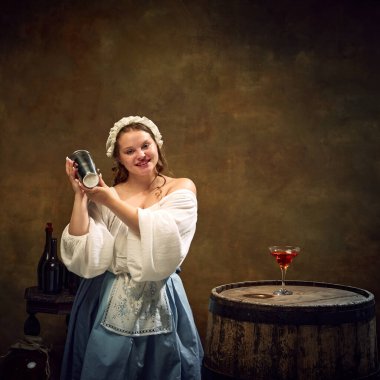 Ortaçağ kadını, barmen, geleneksel kıyafetleriyle kokteyl karıştırıcısı, şişelerle çevrili ve kırsal fıçıda dolu bardaklar. Bar, bar, Bavyera tarzı, Ekim festivali kavramı. Dönem karşılaştırmaları