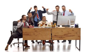 Çalışma saatleri boyunca en sevdikleri takımın final maçını izleyen ve beyaz stüdyo arka planında bira içen bir grup adam. Spor etkinlikleri kavramı, eğlence, maç, oyun, bahis hizmetleri, destek.