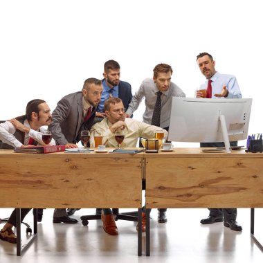 Oyunun yoğunluk anı. Spor müsabakalarını canlı olarak izleyen ve beyaz stüdyo geçmişine karşı bira içen bir grup erkek arkadaş. Spor etkinlikleri kavramı, destek, bahis hizmetleri.