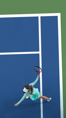 Genç bir kadının dikey görüntüsü, sahada hareket eden profesyonel bir tenisçi yoğun oyun, oyun ve antrenman sırasında. Spor anlayışı, aktif ve sağlıklı yaşam tarzı, turnuva