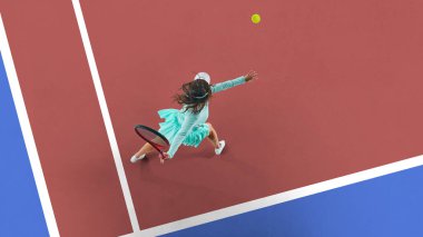 Aktif genç bir kadının en iyi görüntüsü, sahada hareket eden bir tenisçi raketle topa vuruyor, antrenman yapıyor, yarışmaya hazırlanıyor. Spor anlayışı, aktif ve sağlıklı yaşam tarzı, turnuva