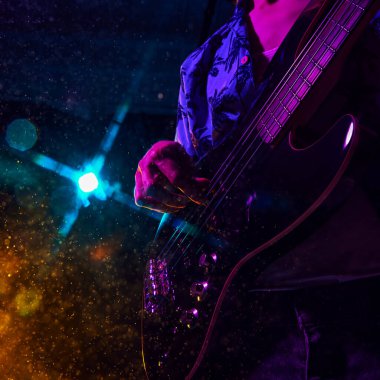 Canlı müziğin yoğunluğu gitaristlerin elinde yakalanır, sahne ışıklarının canlı tonlarında telleri çalarken yıkanır. Müzik ve parti kavramı, hobi ve iş, enerji, müzik festivalleri. Ad