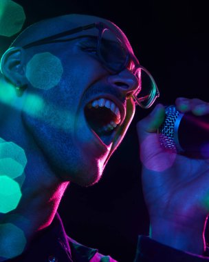 Şarkıcıların yakın çekimleri şarkının ortasında, elektrik mavisi ve pembe ışıkla yıkanmış, canlı müziğin yoğunluğu ve duygusunu somutlaştırıyor. Müzik ve parti kavramı, hobi ve iş, enerji, müzik festivalleri. Ad