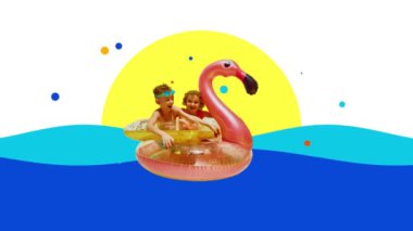 Yaratıcı animasyon. Hareketi durdur. İki çocuk mavi dalgalar ve renkli noktalarla çevrili pembe flamingo üzerinde mutlu mesut at sürüyor. Canlı soyut sanat eserleri. Tatil kavramı, turizm, çocukluk, yaz mevsimi.