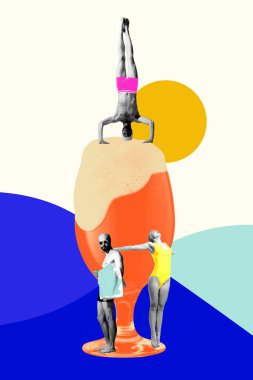 Poster. Çağdaş sanat kolajı. Amuda kalkan gösterici köpüklü içeceğin üzerinde denge kurarken, iki gevşemiş yüzücü canlı camın yanında poz veriyor. Kutlama konsepti, tatiller, alkollü içecekler, Cuma havası