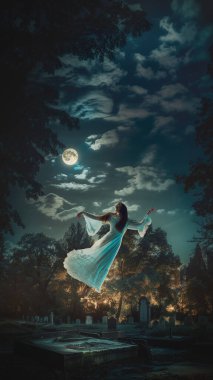 Ay ışığı dansı. Dolunayın altındaki mezarlıkta hayalet figürü havada süzülüyor, elbisesi rüyadaki sis gibi uçuşuyor. Gizemli Cadılar Bayramı kabusu, korku, astral, paranormal kavramı. Ad.