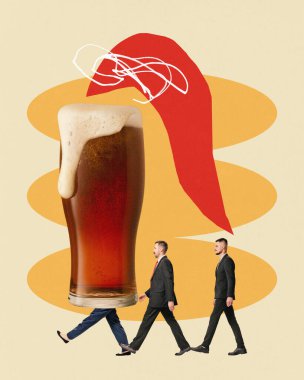 Poster. Çağdaş sanat kolajı. Üç işadamı, Noel Baba şapkası takmış, Noel neşesini mizahla harmanlayan dev bir bira bardağını takip ediyor. Neşeli ruh hali, kutlama, içecek, alkol kavramı. Ad