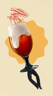 Poster. Çağdaş sanat kolajı. Koyu bira bardağı ve iş bacakları komik bir şekilde resmi kıyafetle neşeli bir tezahüratı karıştırıyor. Neşeli ruh hali, kutlama, içecek, alkol kavramı. Ad