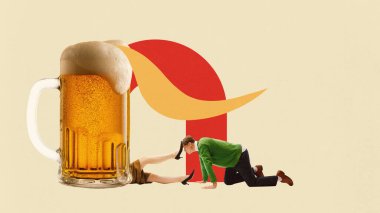 Poster. Çağdaş sanat kolajı. Erkek, bacakları olan dev bira bardağının önünde eğilir, oyuncu ruhun altını çizer. Neşeli ruh hali, kutlama, içecek, alkol kavramı. Ad