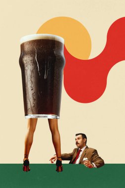 Poster. Çağdaş sanat kolajı. Siyah bira birası, iş adamlarının üstünde bacaklar, gerçeküstü sahnelerde mizah ve gücü harmanlamak. Neşeli ruh hali, kutlama, içecek, alkol kavramı. Ad