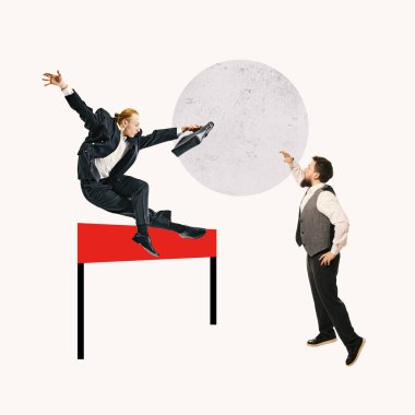 Poster. Çağdaş sanat kolajı. Takım elbiseli adam elinde evrak çantasıyla kırmızı engelin üzerinden atlıyor, patronun koçluğu, yukarı doğru sayılar, sanki rehber ya da motivasyon gibi. İş eğitimi kavramı, yönetim. Ad