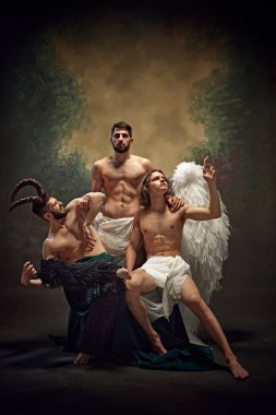 Melek ve iblis yan taraftaki adam aydınlık ve karanlık arasındaki savaşı simgeliyor. Klasik sanat kavramı, rönesans, aydınlık ve karanlık, barış.