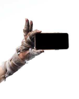 Ürkütücü zombiler, beyaz stüdyo arka planında siyah ekranlı modern akıllı telefonu tutuyorlar. Sezon satışı, promosyon, kutlama, internet. Metin eklemek için boşluk yok. Ad