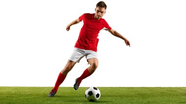 Kırmızı-beyaz üniformalı atletik futbolcu, yeşil sahada top sürme pratiği yapıyor, beyaz arka plana karşı ayak hakimiyeti ve çeviklik eğitimi alıyor. Şampiyonluk konsepti, spor müsabakaları, final maçı
